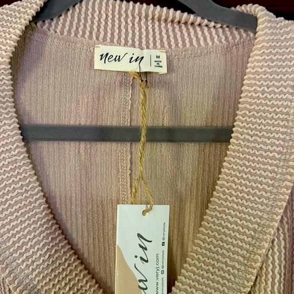 NWT! Ribbed Pullover. Size M - Picture 2 of 4